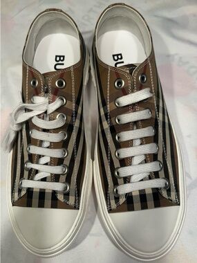 Burberry Men’s vintage low top sneaker size 43 dustbag NWOT